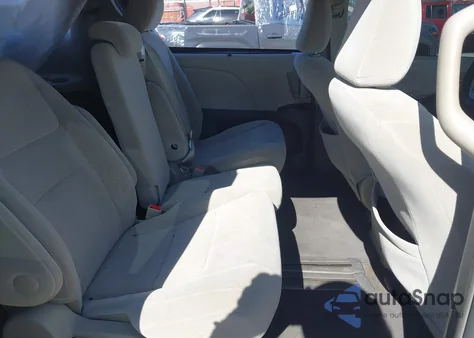 2017 Toyota Sienna Le 8 Passenger z USA, uszkodzony, nr VIN 5TDKZ3DCXHS863837